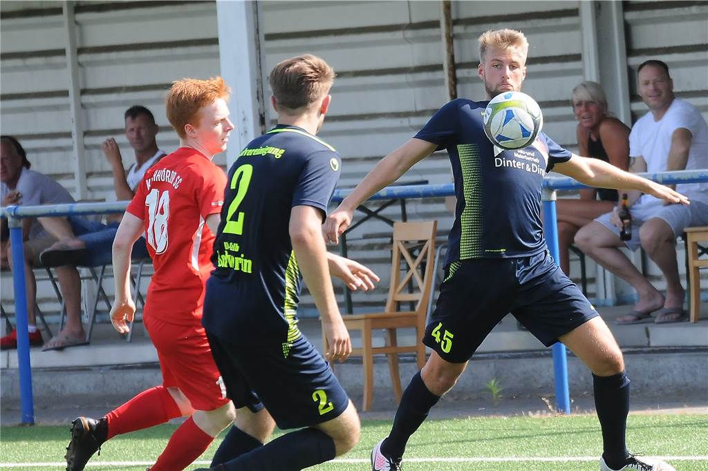Spvg Schwerin eröffnet Testspielreigen mit Hitze-Doppelpack und zehn Toren Nach dem 7:3 gegen Habinghorst ließ die Spvg Schwerin mit einer 1B-Garnitur es gegen Kirchhörde etwas gemächlicher angehen.