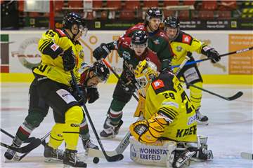 Nach dem 8:1-Sieg gegen den Krefelder EV stehen für den Herner EV (grüne Trikots) zwei wichtige Oberliga-Spiele auf dem Programm.