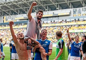 Nach dem Abpfiff des 34. Spieltages für den DSC Arminia Bielefeld und den geschafften Klassenverbleib bei der SG Dynamo Dresden Ende Mai wurde der langzeitverletzte Christopher Nöthe von seinen Mitspielern Christoph Hemlein (l.) und Fabian Klos (r.) auf den Schultern tragen. 