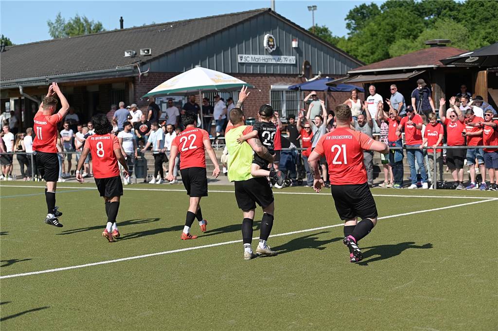 Jubel in der Honermannsiedlung - Tränen in Rapen Nach dem Abpfiff durfte gefeiert werden. Die Spieler von Rot-Weiß verabschieden sich mit dem Klassenerhalt.