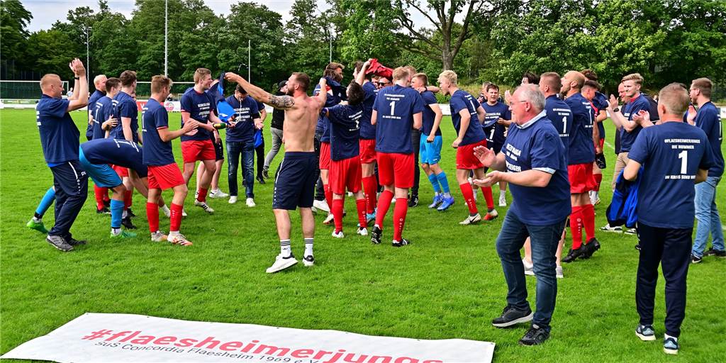 Nach dem Abpfiff feierten Spieler, Verantwortliche und Anhänger von Concordia Flaesheim den Aufstieg, der für unseren Autor auch völlig verdient war.