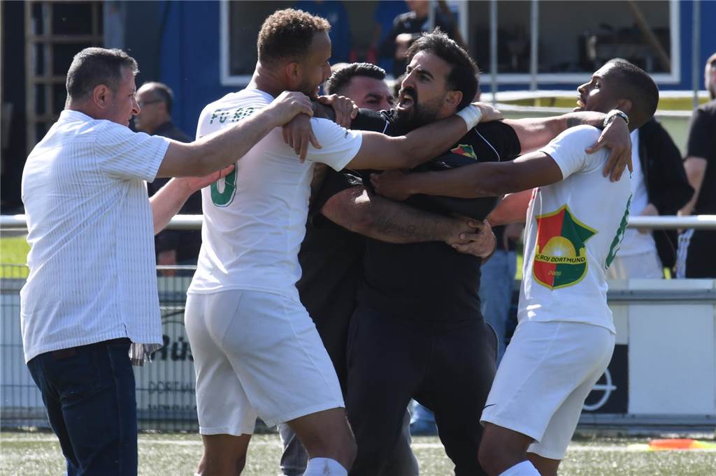 Wahnsinn in der Nachspielzeit Ein Anhänger im Roj-Dress muss von drei Leuten zurückgehalten werden.