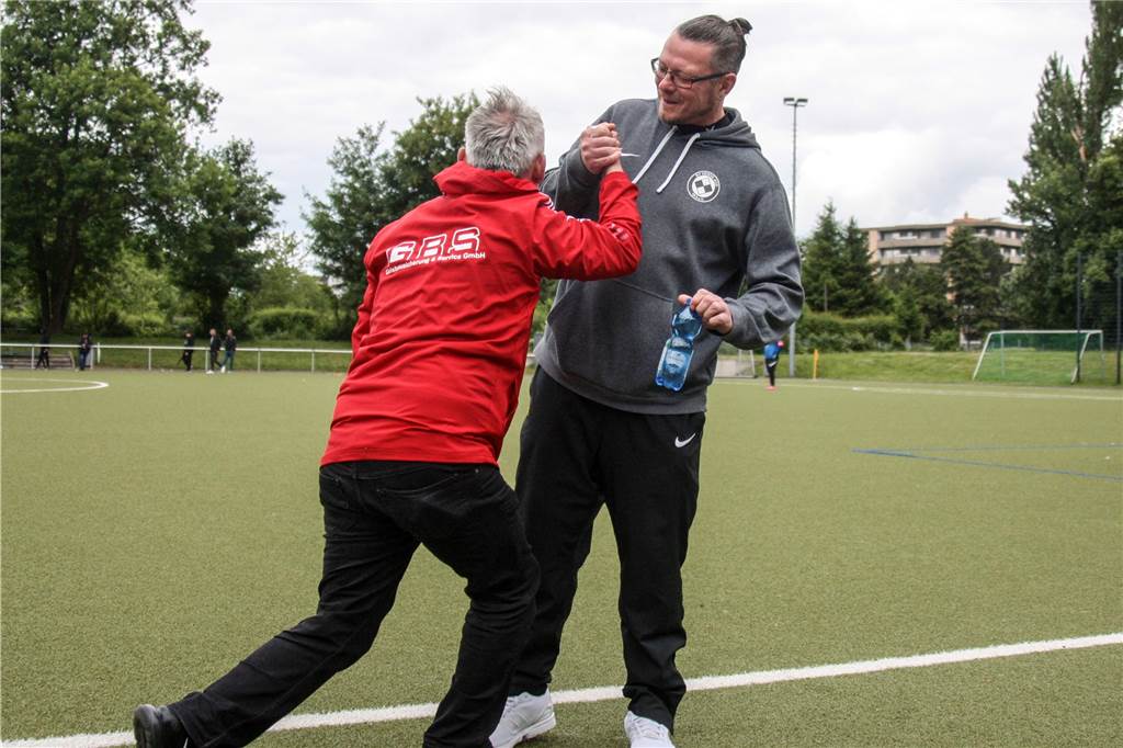 Mit Video: Eintracht Ickern kann nur noch SG Castrop und Firtinaspor Herne die Daumen drücken Nach dem Abpfiff wirkte Eintracht-Coach Cemal Cicibas (links) wortwörtlich am Boden zerstört. Süd-Trainer Dirk Arndts half ihm vom Kunstrasen auf.
