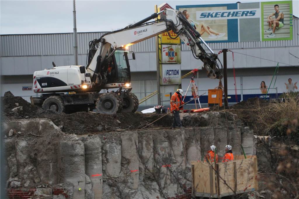 Auf Abbrüche folgt der Neubau: Diese Bauprojekte sind 2025 geplant ein Bagger steht an einer Brücke