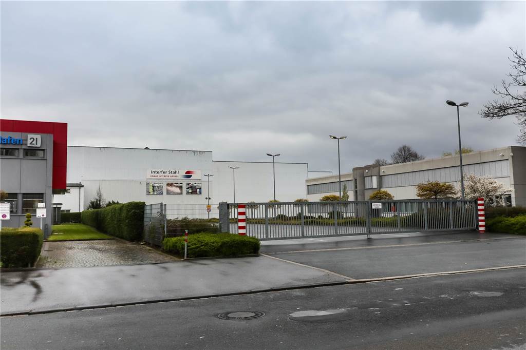 Nach dem Abriss der Produktionshalle von Knauf Interfer und dem Verwaltungsgebäude der Hafen AG (l.) entsteht Raum für Neues.