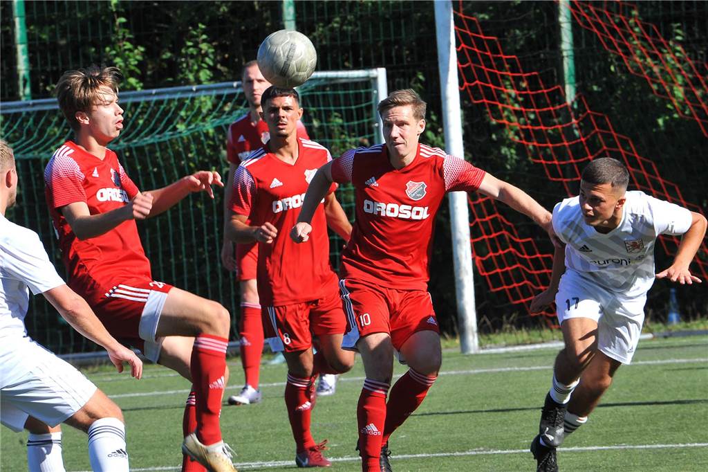 Nach dem Abstieg aus der Landesliga ist der SC Berchum/Garenfeld (rote Trikots) einer von vier Bezirksligisten aus dem Bereich des Schwerter Stadtsportverbands.