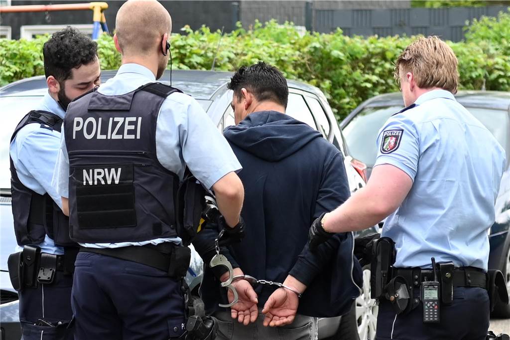 Messerattacke: Wie die AfD-Anfrage ausländerfeindliches Denken fördert Nach dem Angriff auf seine Lebensgefährtin hat die Polizei den Täter noch vor Ort in Dorsten festgenommen.