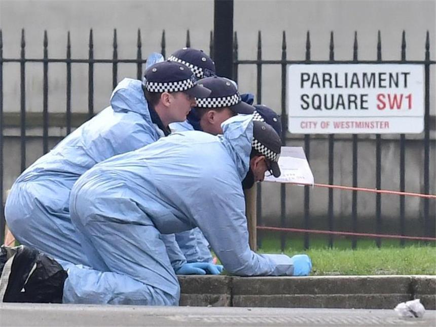 IS bekennt sich zu Londoner Anschlag Nach dem Anschlag in London sichern Forensiker der Polizei Spuren vor dem britischen Parlament. Foto: Dominic Lipinski