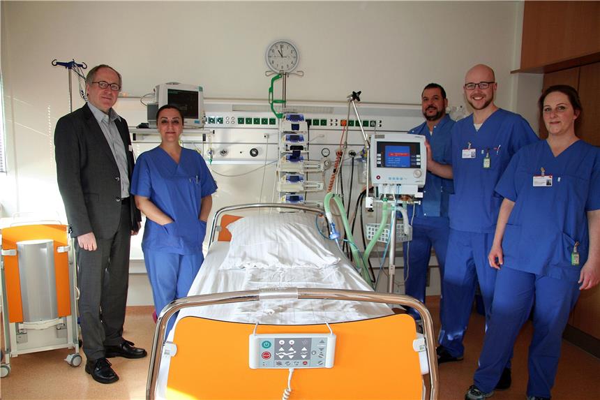 Nach Stromausfall Intensivstation geräumt Nach dem aufregenden Morgen konnte das Team der Intensivstation (hier mit Chefarzt Dr. Finkbeiner, l.) bereits am Vormittag wieder lächeln: Hamide Sahin, Oberarzt Dr. Yousf Faraj, Björn Knofius und Martina Rausch (v.l.). Ob die Patienten wieder zurückkehren oder wann neue aufgenommen werden, sollte sich im Laufe des Tages entscheiden.