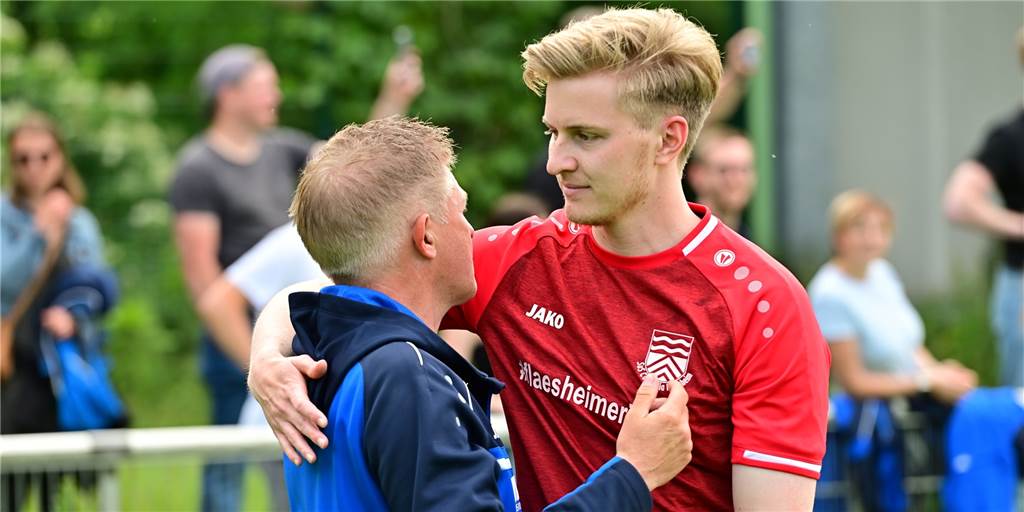 „Da wusste ich, dass es klappt“: Ex-Hochlarer feiert Aufstieg in drei Flaesheim-Shirts Nach dem Aufstieg gab es erst mal eine Umarmung: Mauro Geismann beglückwünscht Flaesheims Trainer Michael Onnebrink.