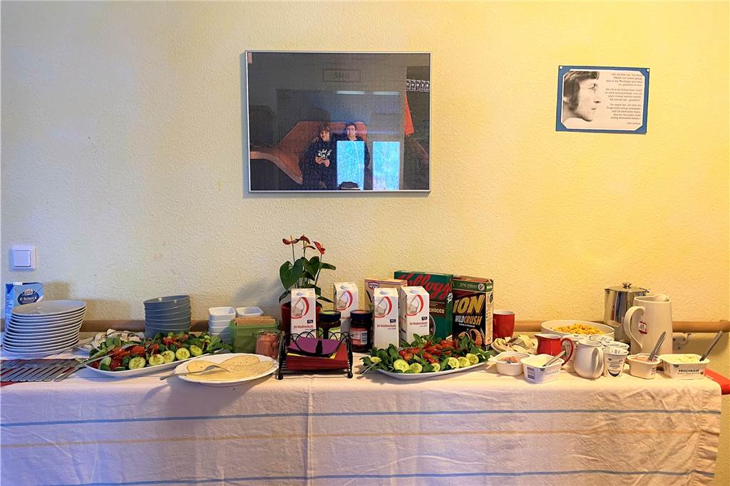 Gut Königsmühle: Isolation soll für behinderte Menschen wie Urlaub sein Nach dem Ausschlafen wartet auf die Bewohner ein üppiges Frühstücksbuffet - wie in einem Hotel.