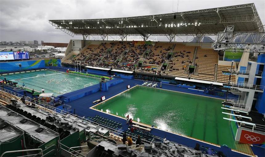 Alarmstufe Grün: Zweites Becken verfärbt sich Nach dem Becken der Wasserspringer (rechts) nimmt nun auch das Becken der Wasserballer (links) eine grünliche Farbe an.