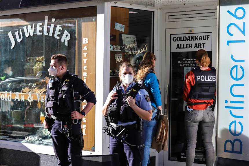 Bewaffneter Überfall in Hagen: Juwelier rettet sich blutüberströmt in Café Nach dem bewaffneten Überfall auf einen Juwelier in Hagen untersucht die Polizei den Tatort.