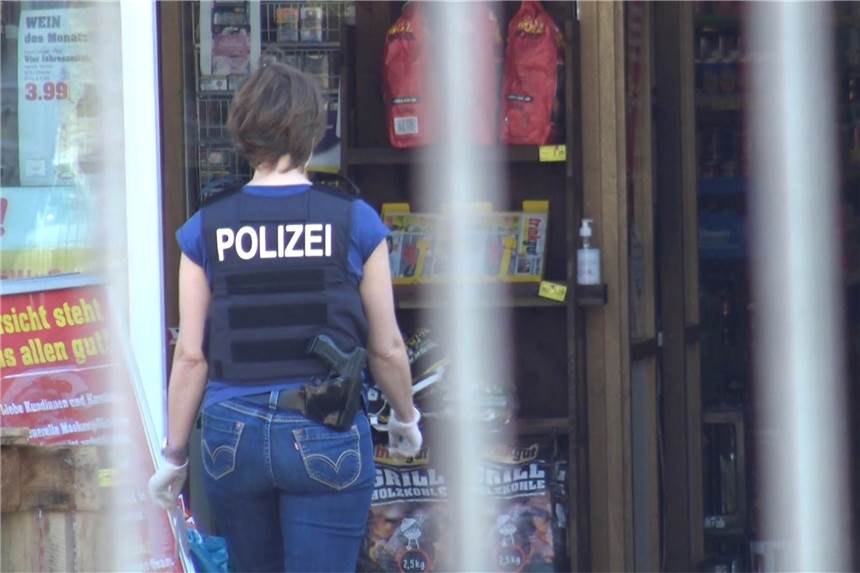 Nach dem bewaffneten Überfall ermitteln Beamte der Kriminalwache und sichern Spuren.