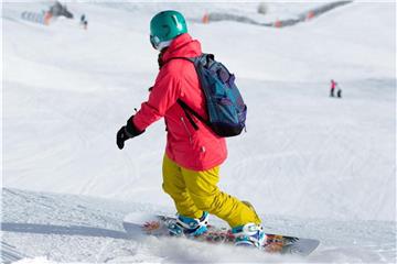Nach dem Boom in den 1990er Jahren war es zuletzt um Snowboards etwas ruhiger geworden. Das ändert sich jedoch wieder. Foto: Florian Schuh/dpa-tmn
