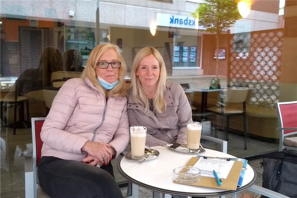 Außengastronomie in Werne eröffnet - „Nach sieben Monaten wurde es Zeit" Nach dem Bummeln noch einen Kaffee trinken - Monika Frenking und Jennifer Seiler freuen sich, dass das wieder möglich ist.