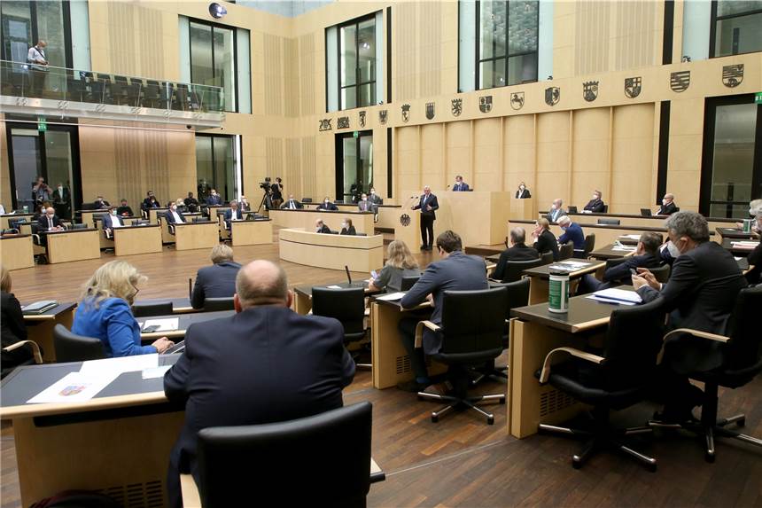 Bundesrat stimmt neuem Corona-Gesetz der Ampel-Parteien zu Nach dem Bundestag, der bereits am Donnerstag den Plänen der Ampel-Parteien zugestimmt hat, ist das neue Corona-Gesetz jetzt auch vom Bundesrat einstimmig verabschiedet worden.