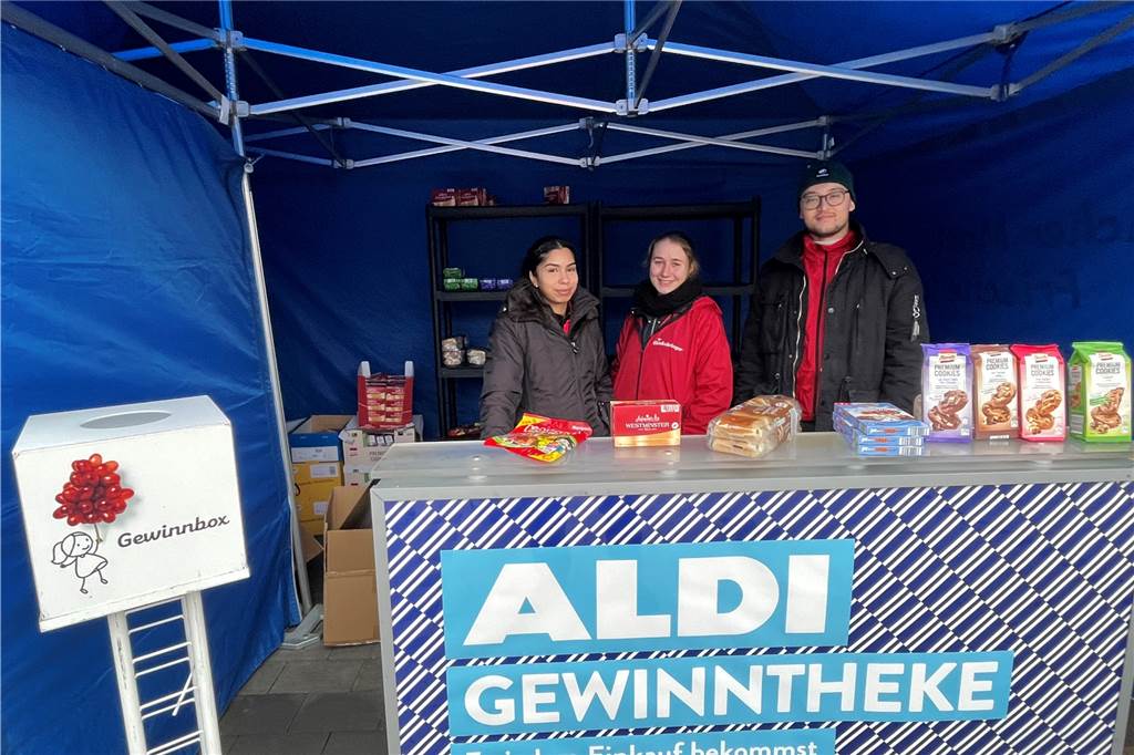Nach dem Einkauf konnten sich die Aldi-Kunden bei Paria Tajalli, Mailin Urlaub und Ibo Madumarov (v.l.) Gewinne abholen.