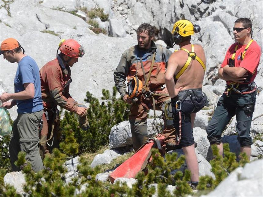 Transport von verletztem Höhlenforscher hat begonnen Nach dem Einsatz: Absprachen über das weitere Vorgehen. Foto: Tobias Hase