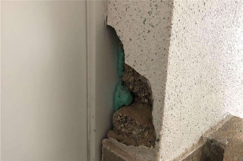 Eingemauert und vertröstet: Vonovia-Mieter sind wütend – und fordern eine Lösung Nach dem Einsetzen der neuen Wohnungstür von Anita Nikodem haben die Handwerker ein Loch hinterlassen.