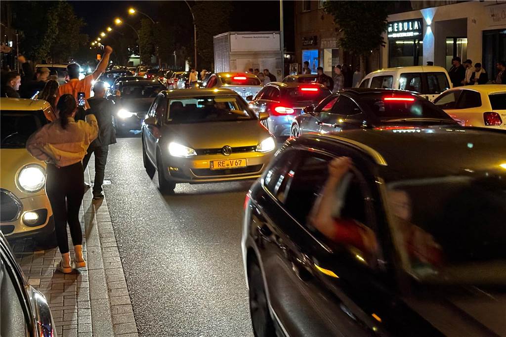 Nach dem EM-Sieg gegen Österreich gab es für türkische Fußball-Fans in Dorsten kein Halten mehr.
