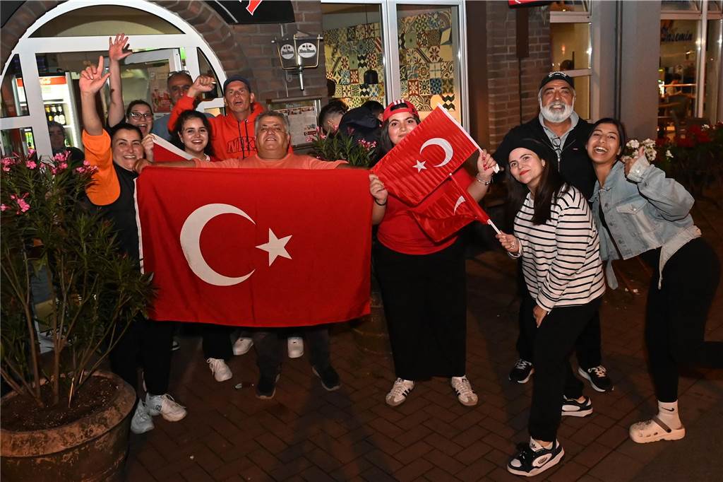 Nach dem EM-Sieg gegen Österreich gab es für türkische Fußball-Fans in Dorsten kein Halten mehr.