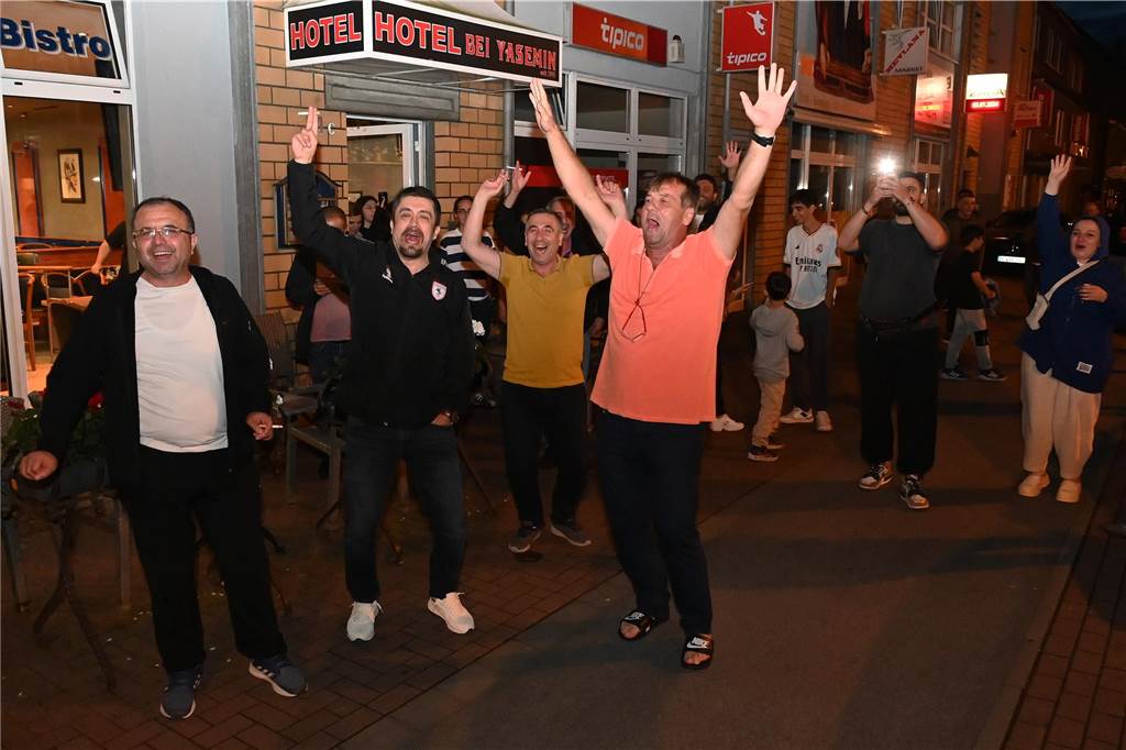 Nach dem EM-Sieg gegen Österreich gab es für türkische Fußball-Fans in Dorsten kein Halten mehr.