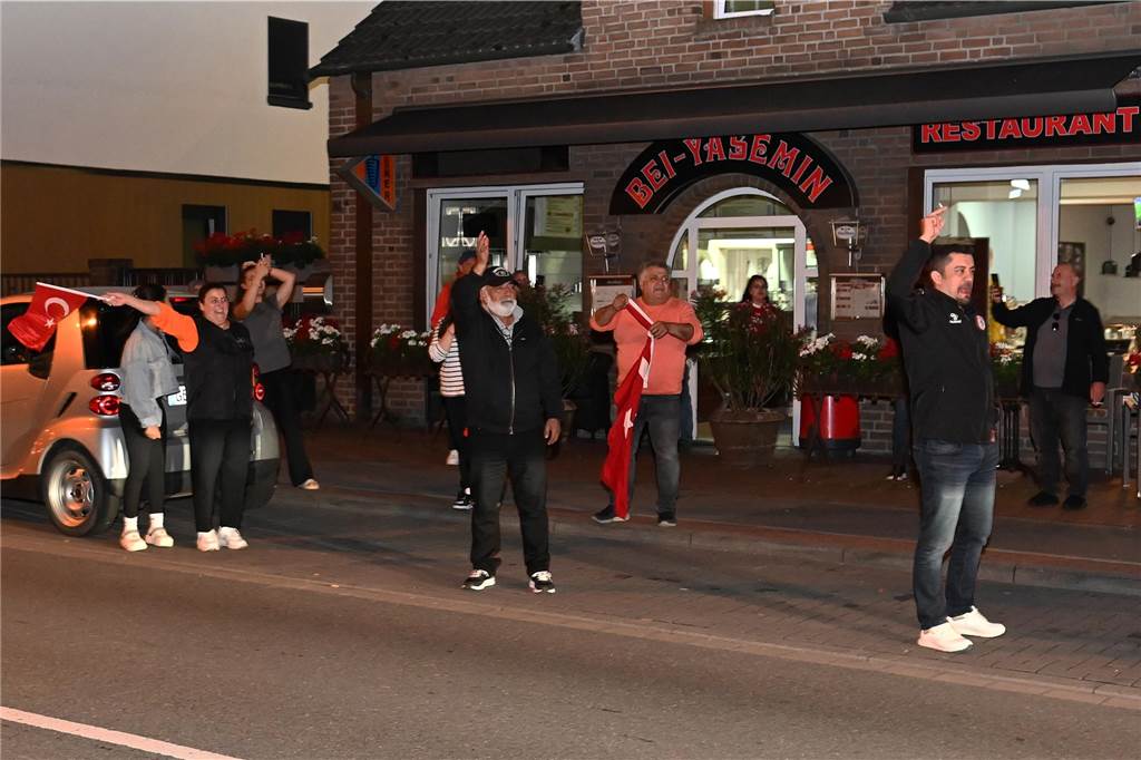 Nach dem EM-Sieg gegen Österreich gab es für türkische Fußball-Fans in Dorsten kein Halten mehr.