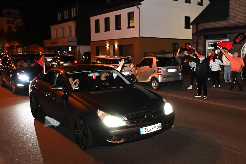 Nach dem EM-Sieg gegen Österreich gab es für türkische Fußball-Fans in Dorsten kein Halten mehr.