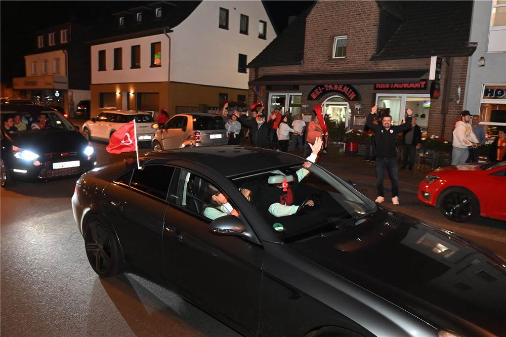 Nach dem EM-Sieg gegen Österreich gab es für türkische Fußball-Fans in Dorsten kein Halten mehr.