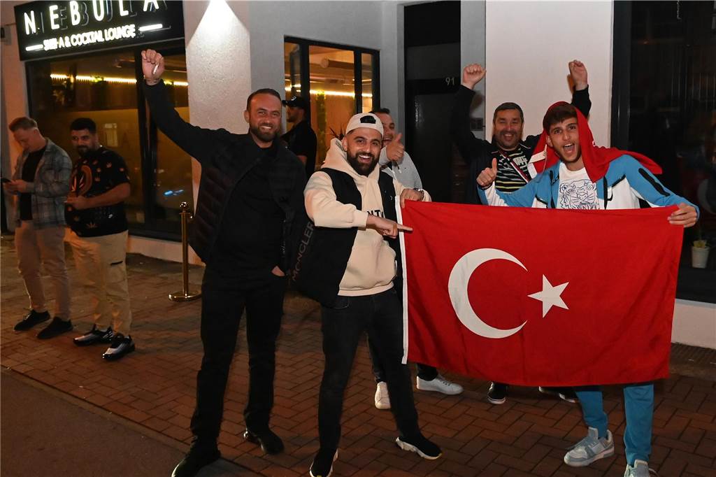 Nach dem EM-Sieg gegen Österreich gab es für türkische Fußball-Fans in Dorsten kein Halten mehr.