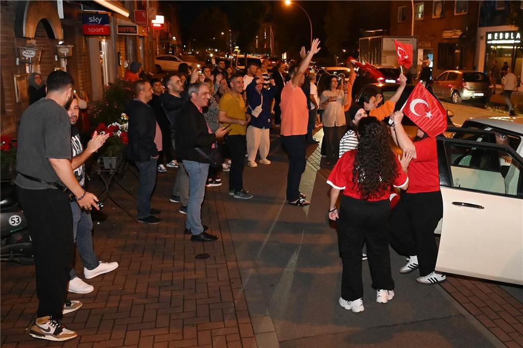 Nach dem EM-Sieg gegen Österreich gab es für türkische Fußball-Fans in Dorsten kein Halten mehr.