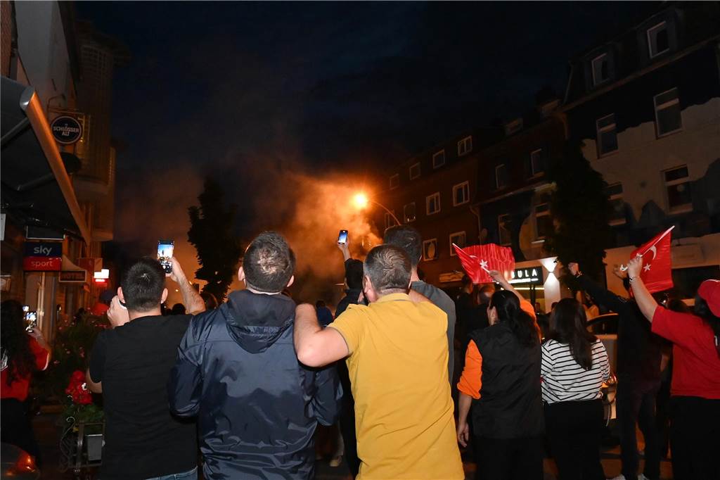 Nach dem EM-Sieg gegen Österreich gab es für türkische Fußball-Fans in Dorsten kein Halten mehr.