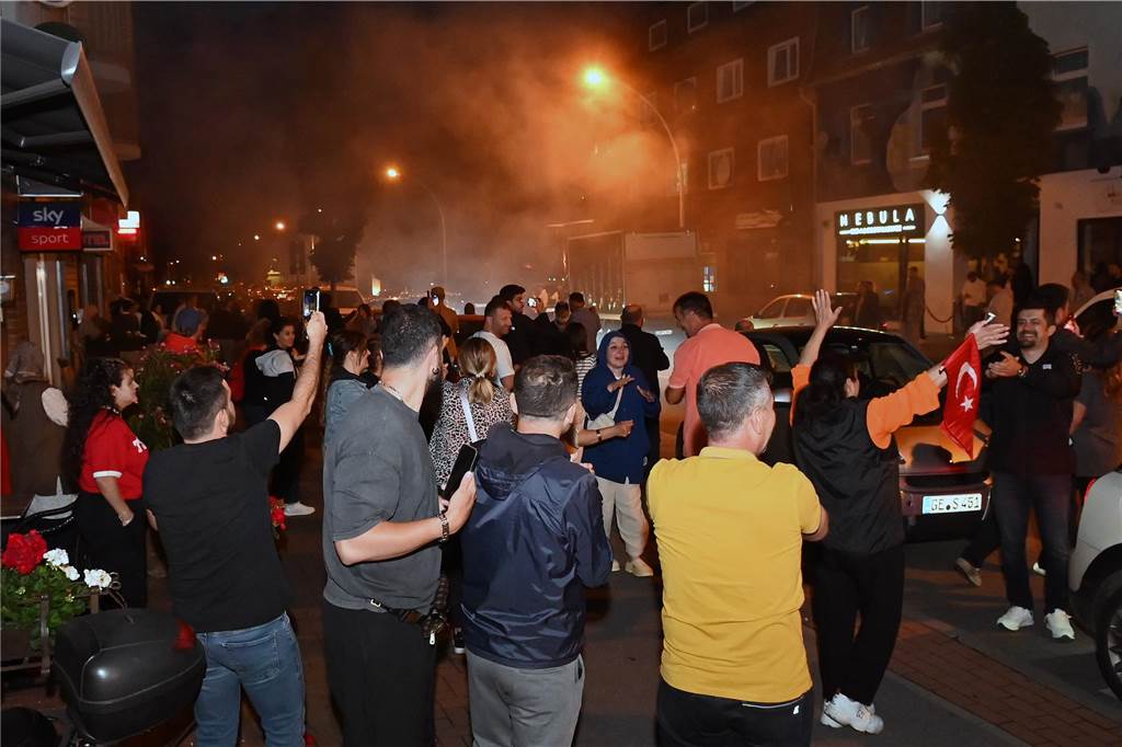 Nach dem EM-Sieg gegen Österreich gab es für türkische Fußball-Fans in Dorsten kein Halten mehr.