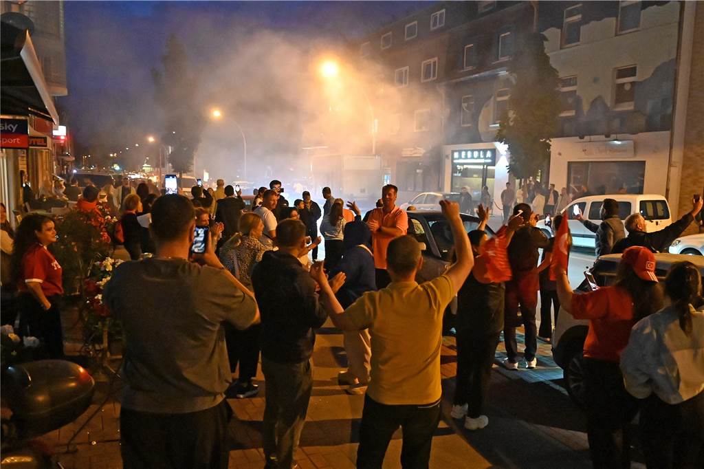 Nach dem EM-Sieg gegen Österreich gab es für türkische Fußball-Fans in Dorsten kein Halten mehr.