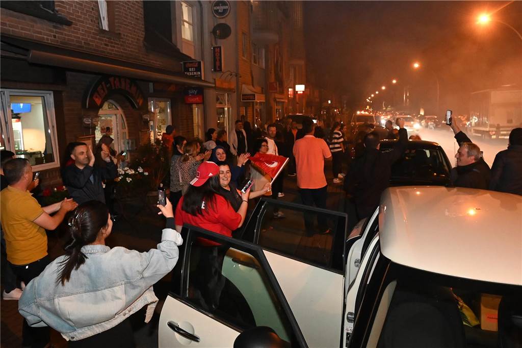 Nach dem EM-Sieg gegen Österreich gab es für türkische Fußball-Fans in Dorsten kein Halten mehr.