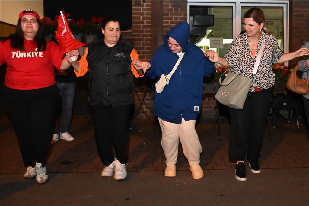 Nach dem EM-Sieg gegen Österreich gab es für türkische Fußball-Fans in Dorsten kein Halten mehr.
