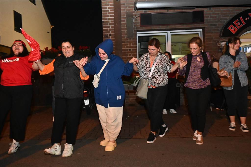 Nach dem EM-Sieg gegen Österreich gab es für türkische Fußball-Fans in Dorsten kein Halten mehr.