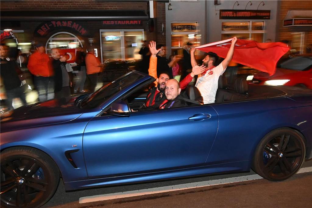 Nach dem EM-Sieg gegen Österreich gab es für türkische Fußball-Fans in Dorsten kein Halten mehr.