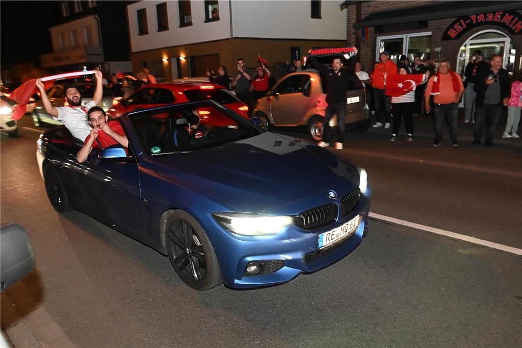 Nach dem EM-Sieg gegen Österreich gab es für türkische Fußball-Fans in Dorsten kein Halten mehr.