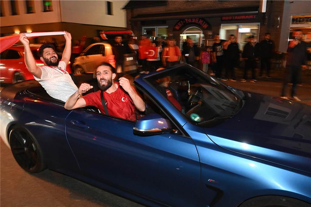 Nach dem EM-Sieg gegen Österreich gab es für türkische Fußball-Fans in Dorsten kein Halten mehr.