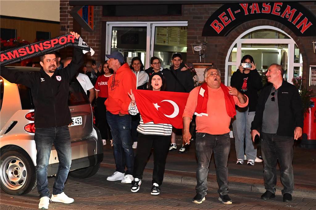Nach dem EM-Sieg gegen Österreich gab es für türkische Fußball-Fans in Dorsten kein Halten mehr.
