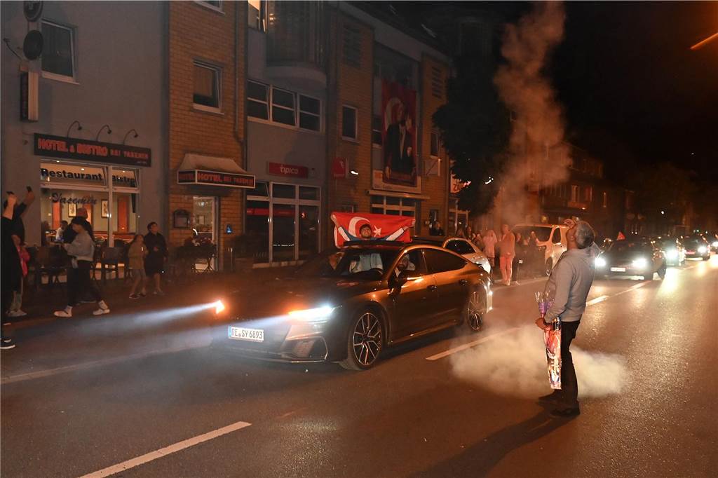 Nach dem EM-Sieg gegen Österreich gab es für türkische Fußball-Fans in Dorsten kein Halten mehr.