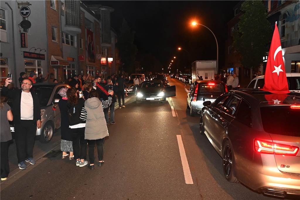 Nach dem EM-Sieg gegen Österreich gab es für türkische Fußball-Fans in Dorsten kein Halten mehr.