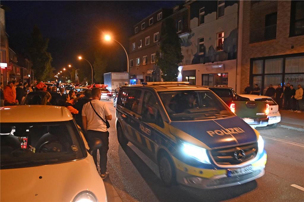 Nach dem EM-Sieg gegen Österreich gab es für türkische Fußball-Fans in Dorsten kein Halten mehr.