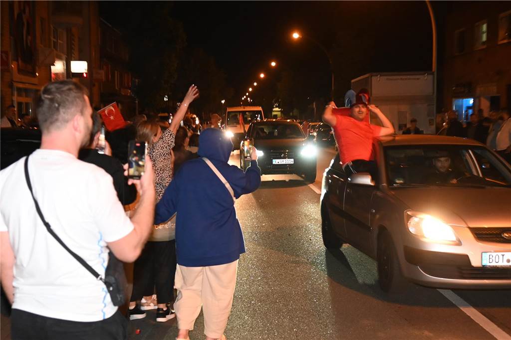 Nach dem EM-Sieg gegen Österreich gab es für türkische Fußball-Fans in Dorsten kein Halten mehr.