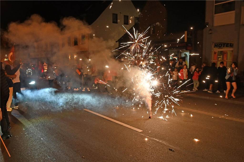 Nach dem EM-Sieg gegen Österreich gab es für türkische Fußball-Fans in Dorsten kein Halten mehr.