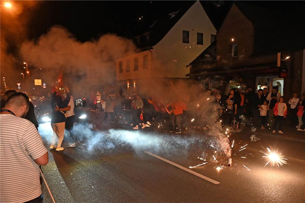 Nach dem EM-Sieg gegen Österreich gab es für türkische Fußball-Fans in Dorsten kein Halten mehr.