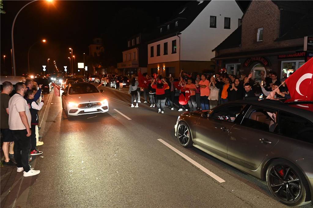 Nach dem EM-Sieg gegen Österreich gab es für türkische Fußball-Fans in Dorsten kein Halten mehr.