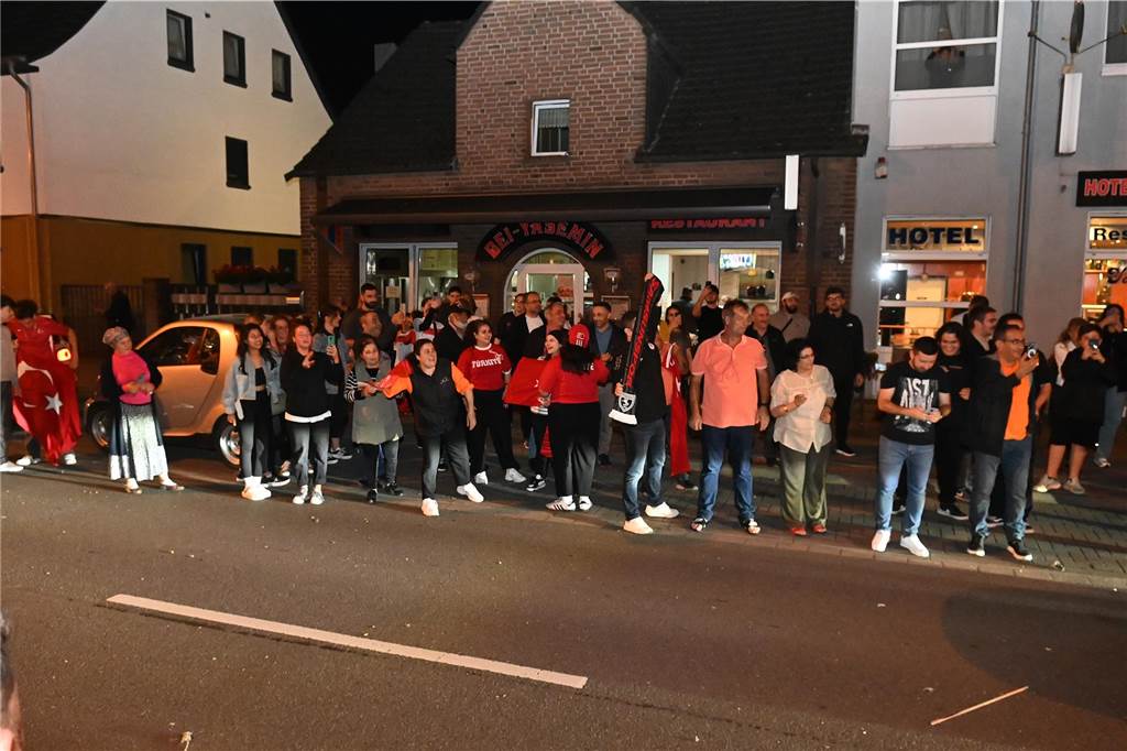 Nach dem EM-Sieg gegen Österreich gab es für türkische Fußball-Fans in Dorsten kein Halten mehr.